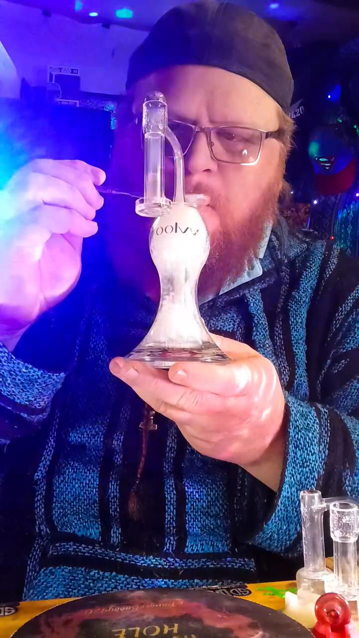 How to Perfect Your Bong Technique for a Cleaner, Cooler Hit